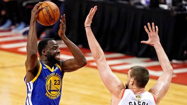 Warriors Menang Dramatis di Markas Raptors