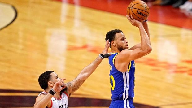 Warriors Menang Dramatis di Markas Raptors