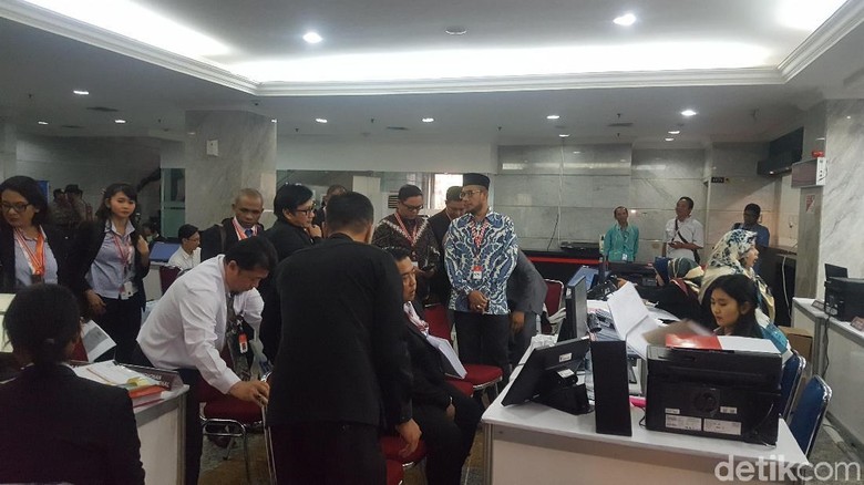 Tiba di MK, KPU Serahkan 300 Halaman Dokumen Jawaban Gugatan Prabowo