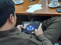 anggota-dprd-garut-diduga-main-game-saat-rapat-paripurna