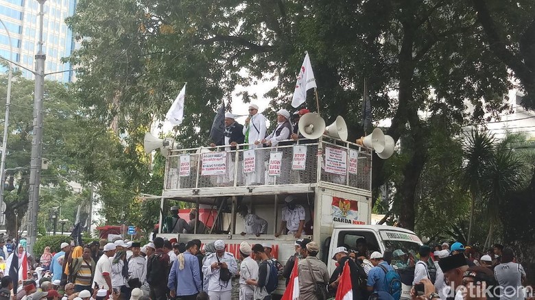 Ditanya Apa Kangen Sama Habib Rizieq? Massa Teriak, Kangen...!