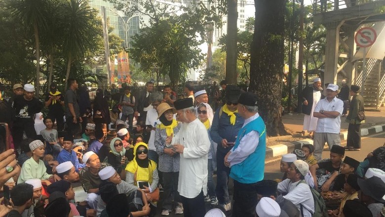 Massa Aksi Kawal MK Mulai Berdatangan di Patung Kuda Monas