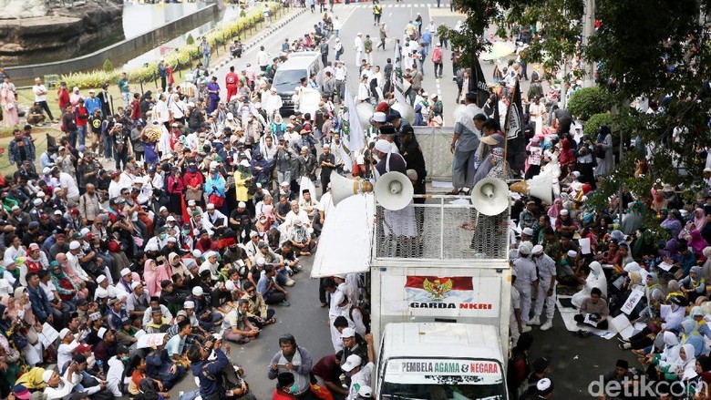 Massa Aksi Kawal MK Mulai Berdatangan di Patung Kuda Monas