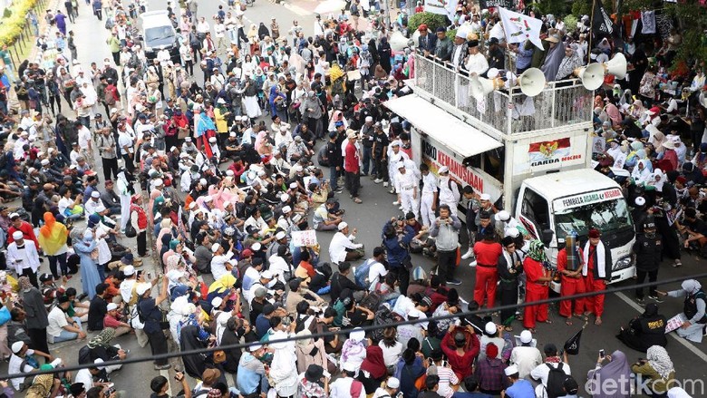 Massa Aksi Kawal MK Mulai Berdatangan di Patung Kuda Monas