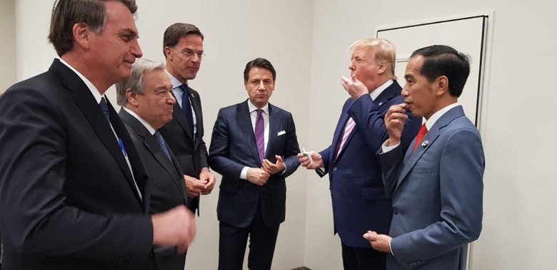 Trump Berbagi Permen Sambil Bincang Santai dengan Jokowi
