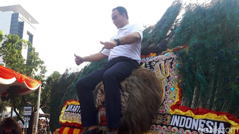 Meriahnya Jakarnaval, Anies Baswedan Naik ke Atas Reog