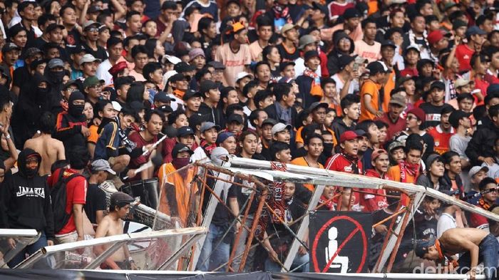 pagar-gbk-rubuh-usai-selebrasi-the-jakmania-ferry-paulus-kami-ganti