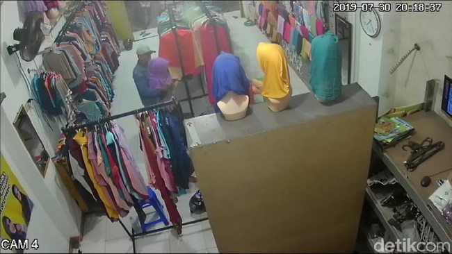 Begal Payudara Karyawati Toko Hijab