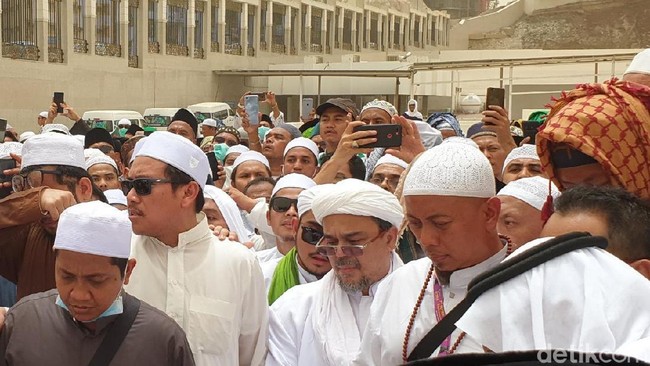 Rizieq Salah Makam dan Menyerobot Doa di Pemakaman Mbah Moen
