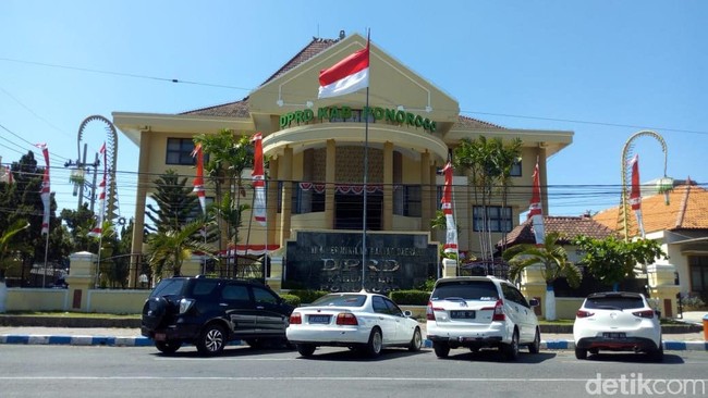 Anggota DPRD Ponorogo akan Pakai Pin Emas Senilai Rp 147 Juta