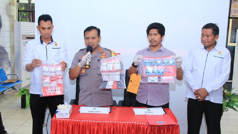 Kurir Narkoba di Kalsel Ditangkap, 1 Kg Sabu dan 800 Pil Ekstasi Disita