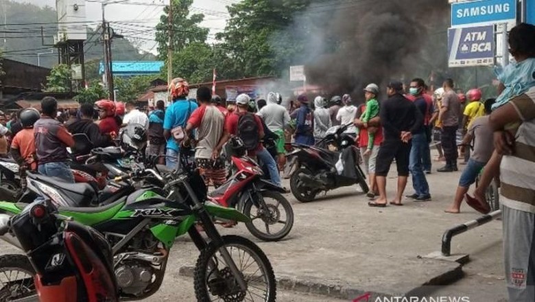 Massa di Manokwari Protes Pengepungan Asrama Papua di Surabaya, Lalin Lumpuh