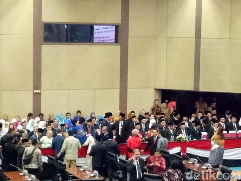 Ahok Jadi Sasaran Selfie-Salaman Anggota DPRD DKI