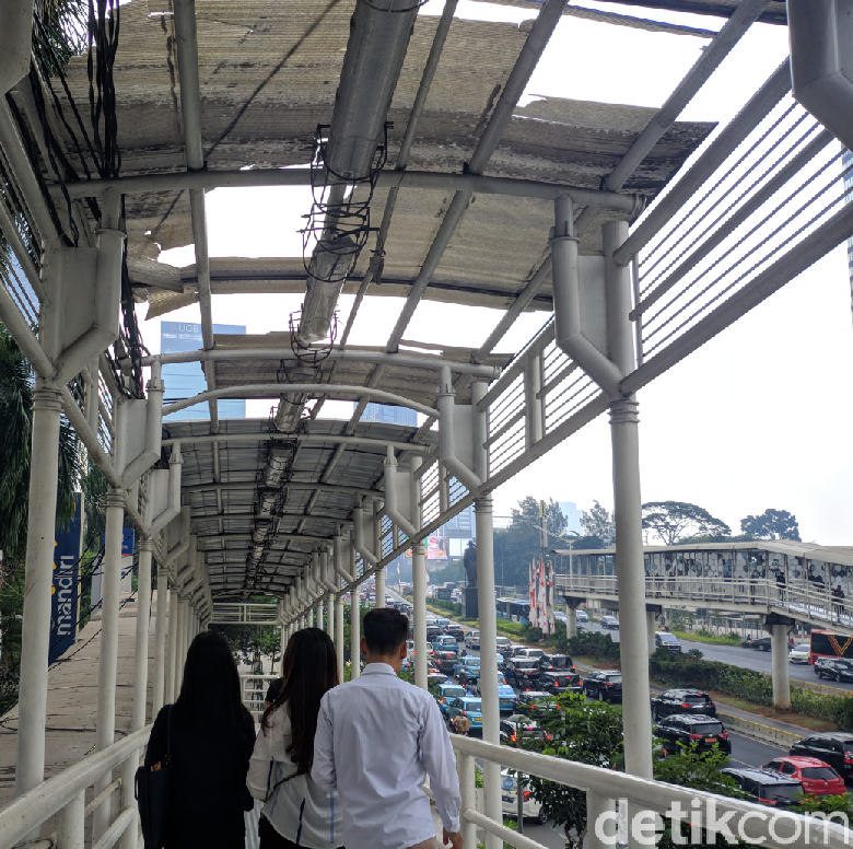 Duh! Atap JPO Dukuh Atas 1 Bolong-bolong