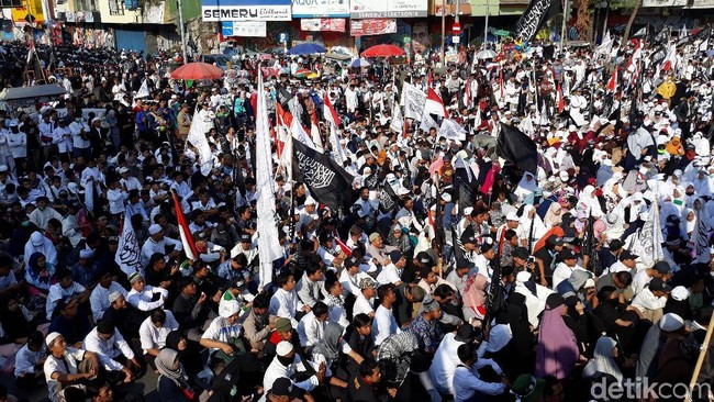 Felix Siauw Ikut Aksi Bentangkan 1,5 KM Kain Kalimat Tauhid di Solo