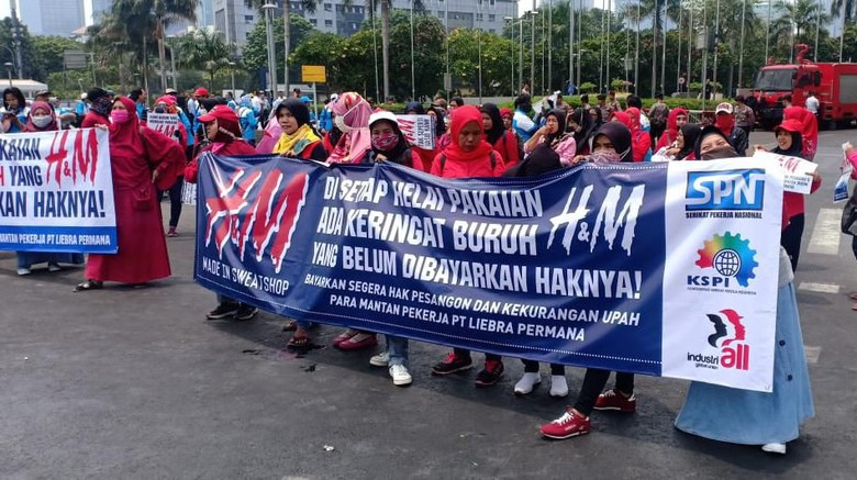 Demo Buruh di Dekat Gedung BEI, Lalu Lintas di Jalan Sudirman Padat