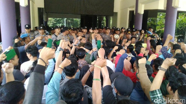 Tolak UU KPK Baru, Mahasiswa Dari Berbagai Daerah Geruduk Gedung DPRD