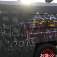Water Cannon 'Si Penyejuk' di Tengah Aksi Demo yang Mulai Memanas