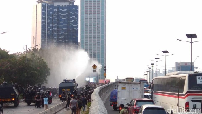 Viral Gas Air Mata Kedaluwarsa, Benarkah Lebih Pedih dan Beracun?