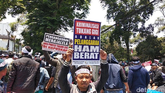Terancam Dikriminalisasi, Ratusan Tukang Gigi Demo Tolak RUU KUHP