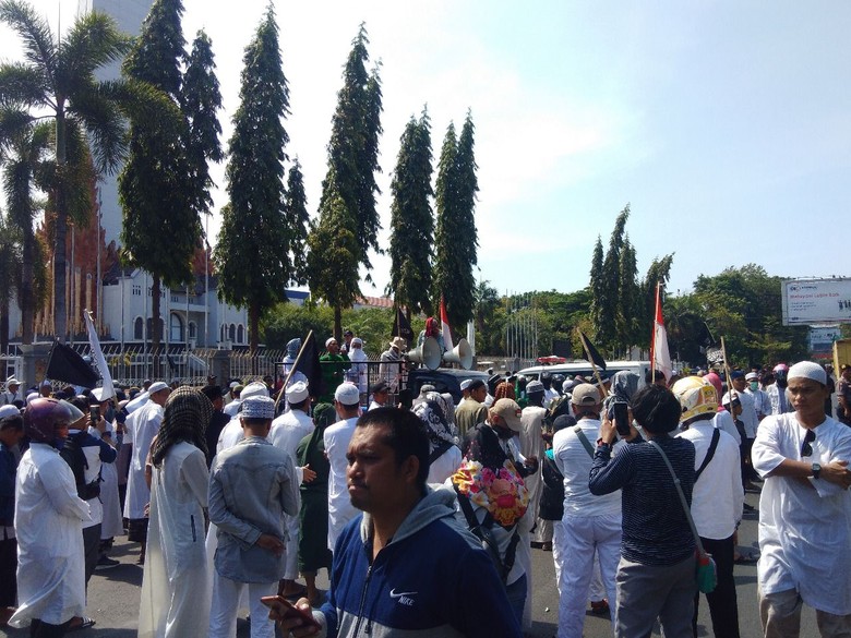 FPI Demo Kecam 'Polisi Bersepatu' Masuk Masjid di Makassar