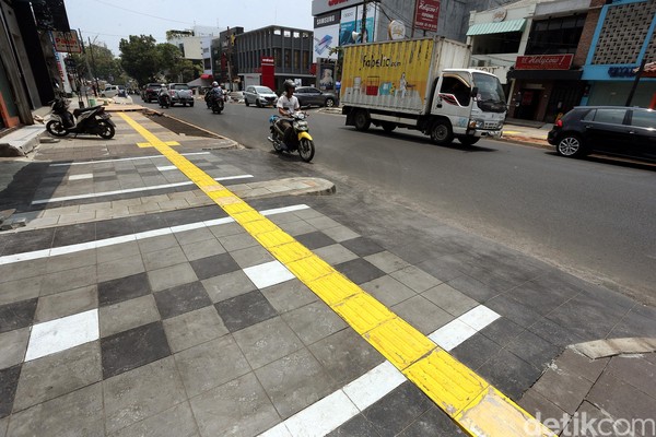 Anies Prioritaskan Bangun Fasilitas Pejalan Kaki untuk Benahi Transportasi
