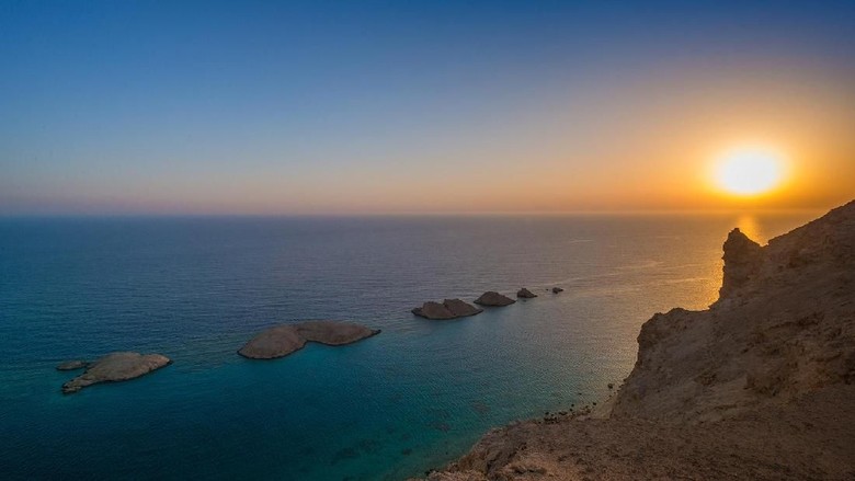 demi-turis-arab-saudi-akan-izinkan-minum-alkohol-bikini