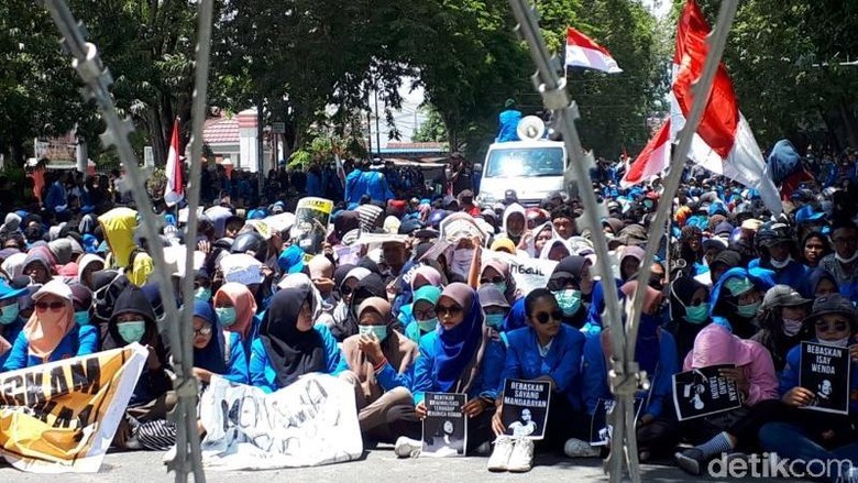 Mahasiswa Mulai Bergerak ke DPR, Bawa Spanduk 'Nyalakan Tanda Bahaya'