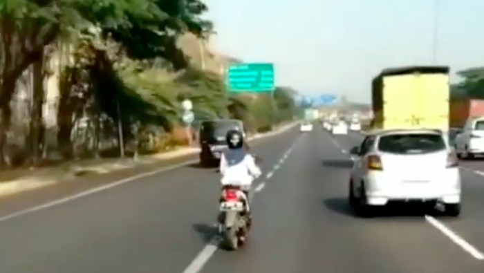 Penjelasan Psikologis Kenapa Pemotor Perempuan Sein ke Kanan Beloknya ke Kiri