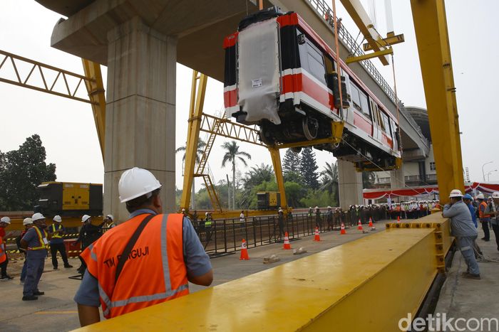 Akhirnya! Kereta LRT Terakhir Sudah Diangkut ke Lintasan