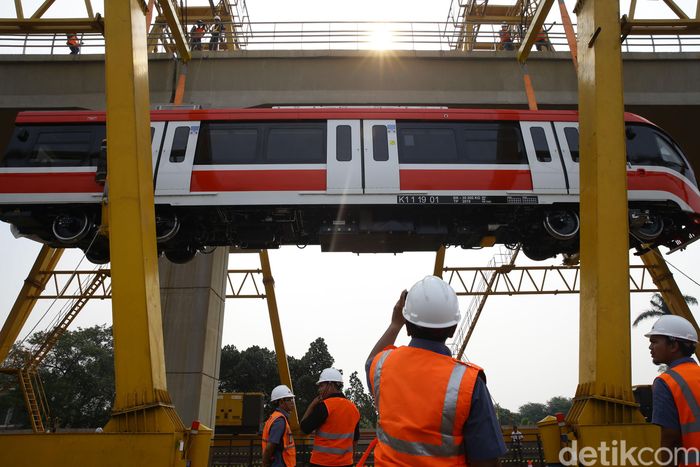 Akhirnya! Kereta LRT Terakhir Sudah Diangkut ke Lintasan