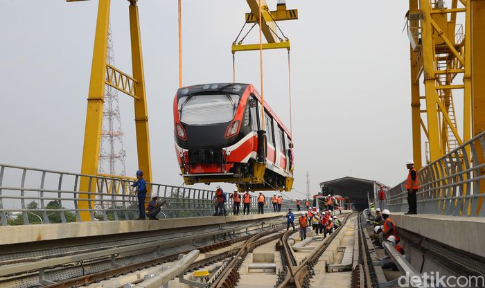 Akhirnya! Kereta LRT Terakhir Sudah Diangkut ke Lintasan