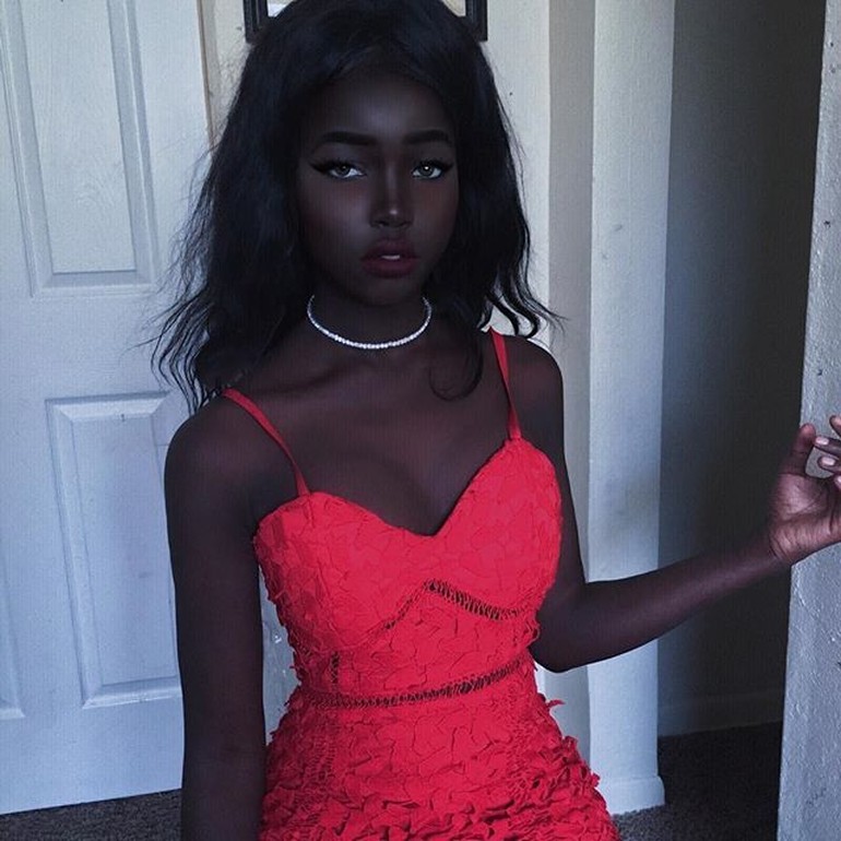 Sosok Lolita Model Hitam Legam yang Viral