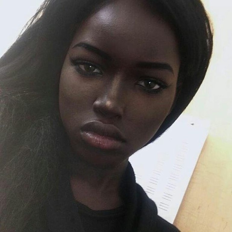 Sosok Lolita Model Hitam Legam yang Viral