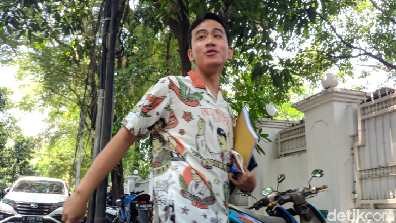 Bawa Buku, Gibran Rakabuming Temui Megawati di Teuku Umar