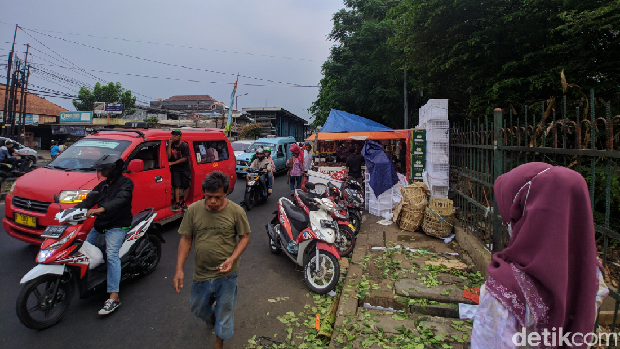 Pak Anies! Tolong Tertibkan PKL di Jl Raya Bogor Kramat Jati yang Bikin Macet