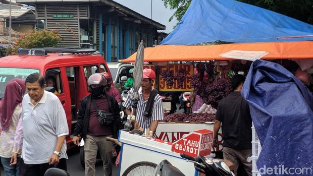 Pak Anies! Tolong Tertibkan PKL di Jl Raya Bogor Kramat Jati yang Bikin Macet