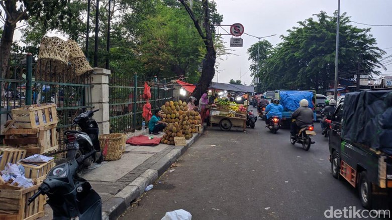 Pak Anies! Tolong Tertibkan PKL di Jl Raya Bogor Kramat Jati yang Bikin Macet