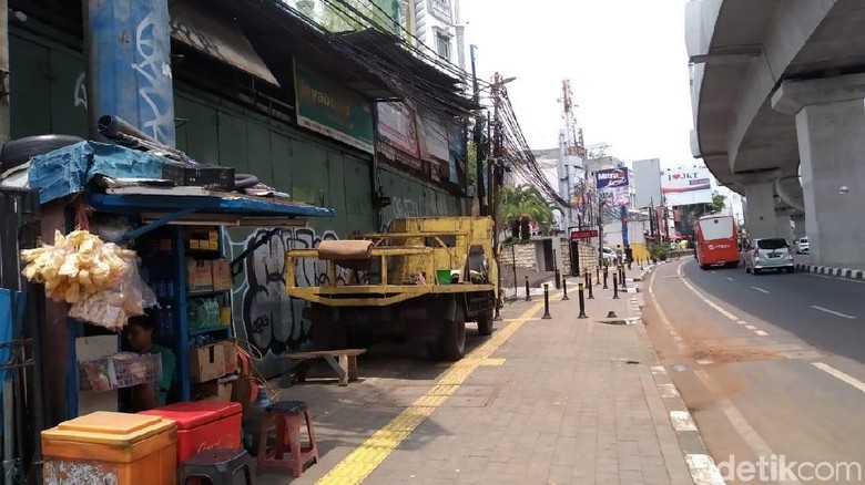 Ironi Trotoar Fatmawati Diperlebar, tapi Pejalan Kaki Tergusur Parkir Liar