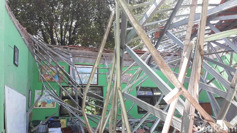 Gedung SDN Gentong di Pasuruan Ambruk, Dua Tewas, Belasan Luka-luka