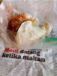 Makan Nasi Bungkus, Netizen Ini Dibuat Takut dengan Pembungkusnya