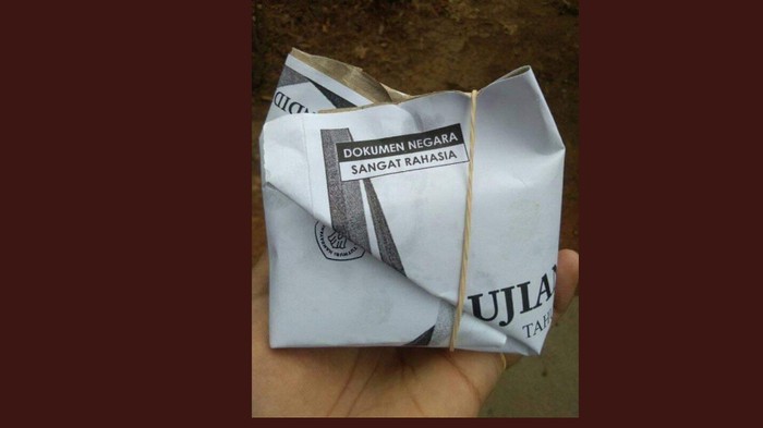 Makan Nasi Bungkus, Netizen Ini Dibuat Takut dengan Pembungkusnya