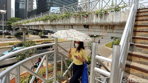 Atap JPO di Sudirman Dicopot, Bagaimana Nasib Pejalan Kaki Jika Hujan?