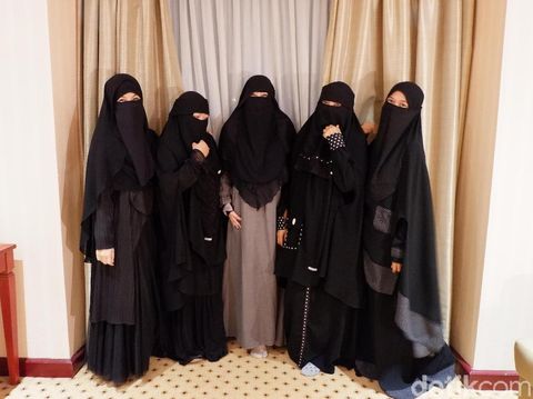 Pendiri Niqab Squad: Bercadar Melakukan Kejahatan Itu Oknum, Tak Paham Ilmu