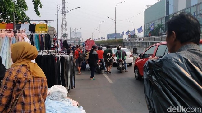PKL Baju Bekas di Senen Terpaksa Dagang di Jalanan karena Tak Ada Lahan