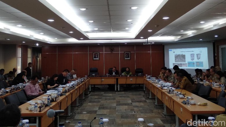 DPRD DKI Heran Rencana Anies Tata PKL Tak Ada di Program Revitalisasi Trotoar