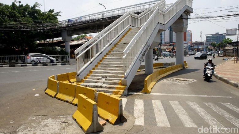 Penampakan Tangga JPO Dewi Sartika yang Ada di Tengah Jalan