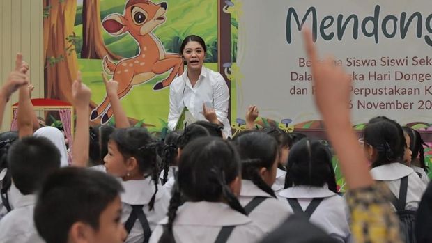 Kala Istri Mendikbud Nadiem Mendongeng 'Kancil Bukan Anak Nakal' ke Siswa SD