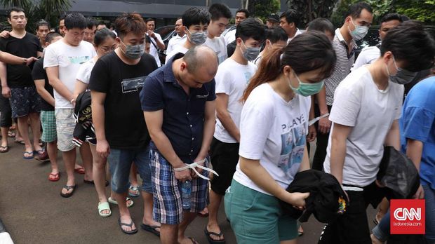 Polisi Serahkan 80 Warga China Tukang Tipu ke Imigrasi