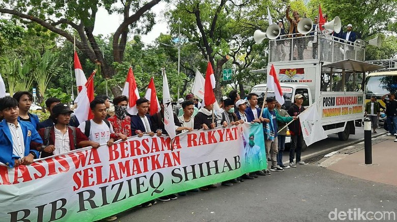 Demo di Depan Kemenko Polhukam, Massa Tuntut Pemulangan Habib Rizieq